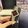 Nuevo Trébol de Cuatro Hojas Esfera Estrellada Full Diamante Moda Correa de Cuero para Mujer Reloj de Cuarzo de Tres Agujas Correa de Acero Reloj Venta al por Mayor