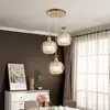 Lustre de restaurante com três luzes, moderno minimalista criativo e único estilo nórdico, adequado para sala de jantar e balcão de bar, lustre pequeno de cristal moderno e estiloso