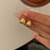 Pendientes de botón con diseño plisado de superficie ancha con aro en C para mujer, ligeros, de lujo, estilo retro, elegantes, de alta gama, a la moda, que combinan con todo.