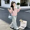 Conjunto de pantalones vaqueros para niña, nueva colección de otoño, elegante y moderno para estudiantes de secundaria, compuesto por una sudadera de moda y pantalones vaqueros
