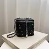2026 Estilo Coreano Simple Remache Pedrería Diamante Acolchado Cadena Chic Gran Capacidad Verano Nueva Calidad Bolso Cruzado Caja