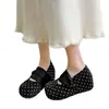 Nueva colección de otoño: elegantes zapatillas Mary Jane tipo ballet con punta poco profunda, que presentan un patrón de lunares grandes y un tacón de cuña oculto