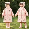Capa de chuva infantil de desenho animado para meninos e meninas, especialmente projetada para crianças em idade escolar, com espaço para mochila, impermeável, à prova de chuva, poncho portátil