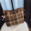 Bolsa Tote Xadrez de Grande Capacidade para Mulheres 2025 Outono e Inverno Nova Bolsa de Ombro de Lã para o Dia a Dia Moda Casual Bolsa de Axila