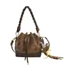 Bolso de cubo elegante y único para mujer, con una estética retro en tonos tierra, perfecto para el verano de 2026. Se puede llevar en la mano, usar como bolso de hombro o como bolso cruzado.