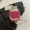 Bolsa Pequena 2026 Outono/Inverno Nova Bolsa de Balde Estética Casual Bolsa Transversal Simples Casual Bolsa de Mão com Alça de Pérola para Mulheres