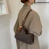 Bolsa de mão feminina, nova coleção de outono 2026, estilo retrô, grande capacidade, adequada para uso diário e deslocamento, versátil e exala uma vibe sofisticada; uma bolsa de ombro que pode ser carregada sob o braço