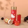 Las cosas buenas suceden. Latas de Papel para Pareados de Primavera Son Personalizadas. Se proporcionan especialmente latas cilíndricas de papel rojas y festivas para la impresión de texto.