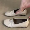 Sapatos Baixos Simples Slip-On Bico Redondo para Mulheres 2026 Novo Estilo Couro Sintético para Trabalho Casual Sapatos Mary Jane com Aumento Oculto de Altura