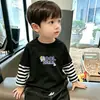 Camiseta de manga comprida falsa de duas peças para meninos, para usar na primavera e no outono, novo modelo 2026, camiseta básica infantil, blusa camiseta para meninos mais velhos