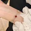 Tesouro Vermelho Quatro Folhas! Pulseira de Flor de Quatro Pétalas em Acetato com Zircônia Super Brilhante Luxo Leve Nicho Joia de Mão Simples e Fashion para Mulheres
