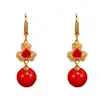 Brincos de Trevo Vermelho Pérola com Cravação de Diamantes, Versáteis, Estilo Francês de Luxo Leve, com Design Minimalista Único que Afina o Rosto, Atacado