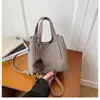 Moda de Comercio Exterior Bolso Simple para Mujer 2025 Nuevo Invierno Bolso de Mano Versátil Bolso Cubo con un Toque de Lujo, Bolso de Hombro y Cruzado