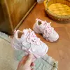 Sapatos Infantis com Solado Grosso e Design de Desenho Animado Fofo para Bebês Meninas Crianças Pequenas 2026 Outono Nova Moda Sapatos Esportivos Versáteis