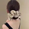 Novedoso y versátil scrunchie con bordes rizados y textura satinada, elegante y versátil goma para el pelo
