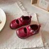 Sapatos femininos de couro com tiras cruzadas retrô, novo estilo de verão, sapatos de bebê com sola macia, disponíveis em bordô, marrom e preto, sapatos de princesa versáteis