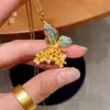 Loja de ouro com ouro e ouro de seda flutuante salto leve ouro borboleta pingente diy acessórios colar nova moda chinesa