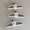 Cabideiro estendido de alta resistência, antiderrapante e sem marcas para adultos e crianças, adequado para uso doméstico, com suporte para ombros para pendurar roupas