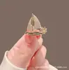 Broche de Novo Estilo Transfronteiriço, Corsage Colorido para Mulheres, Alfinete Exquisito, Estilo Retrô Europeu e Americano, Acessório para Terno, Joia Anti-Exposição