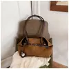 Bolsa tote feminina popular de camurça, bolsa de ombro vintage de grande capacidade, nova bolsa em formato de coração estilo doce e cool 2026