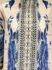 Vestido estilo bata para mujer con estampado posicionado de porcelana azul y blanca, Hecho a medida de fábrica con pliegues de acordeón