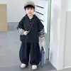 Conjunto de Moletom com Capuz para Meninos Primavera e Outono 2026 Novo Lindo e Estiloso Estilo Coreano Conjunto de Duas Peças Roupas de Outono para Crianças