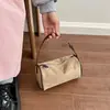 Bolsa de Camurça com Flocagem Feminina 2026 Nova Outono Retrô Gorpcore Bolsa de Ombro Único para o Dia a Dia Bolsa Cruzada Tipo Almofada