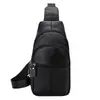 Bolsa de peito masculina de grande capacidade, feita de couro bovino de flor integral, adequada para uso casual, de negócios e no trajeto diário, uma bolsa transversal ou de ombro versátil para carregar um telefone. Novo