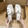 Sandálias Femininas Elegantes de Tecido com Salto Bloco Slip-On, Novo Estilo Verão 2026, Estilo Delicado, Sandálias de Salto Baixo com Bico Quadrado para Férias na Praia