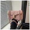 Bolso pequeño acolchado bordado estilo Chanel, nueva colección 2026 para mujer, bolso de hombro de alta gama, bolso cuadrado pequeño cruzado con cadena