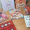 Encabezados de tarjetas de Año Nuevo con dibujos animados de alto valor estético, tarjetas de decoración para envoltorios de regalo, arreglos de tarjetas con ambiente de Año Nuevo.