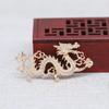 Yiwu color rayo dorado cobre chapado en oro DIY forma de dragón dos dragones jugando con cuentas un par de accesorios para tocado antiguo de flor B2986