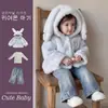 Super Lindo Conjunto de Invierno para Niñas Chaqueta con Orejas de Conejo para Niña Pequeña Pantalones de Micro Campana Elegantes Conjunto de Tres Piezas Ropa Coreana para Niños