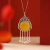 Joyería Yuebao Plata Esterlina S925 Cera de Abejas Roja del Sur Retro Patrón Antiguo Auspicioso Flor de Ciruelo Superficie de Huevo Colgante con Borla