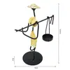 Candelabro de Ferro Vintage Pequeno Ornamento Criativo para Casa Estilo Europeu Romântico Suporte de Vela Adereço Chapéu de Palha Pastoral Decoração de Mesa