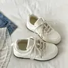 Zapatillas casuales de estilo coreano para mujer, nuevos zapatos blancos de suela gruesa para otoño 2026 para combinar con faldas, mocasines de nicho, zapatos deportivos