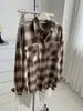 Camisa de Cuadros Cepillados Color Café Melanoidio para Mujer Estilo Coreano Holgado Perezoso Bolsillo Sensación de Vagabundo Dobladillo Deshilachado Camisa Otoño