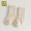Calcetines de dormir de forro polar coral para niños, nuevos estilos de otoño/invierno, con forro de forro polar añadido para mayor calidez y grosor, diseño antideslizante, adecuados para que las niñas los usen en casa o mientras aprenden a caminar