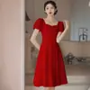Registro de Licença de Casal Pequeno Noivado Saia Branca Comprimento Médio Usualmente Vestido de Noite Simples de Nicho de Luxo Leve para Mulheres