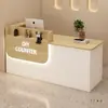 Mostrador de bar, tienda de ropa, mostrador de caja, pequeña boutique de ropa de mujer de alta gama, mostrador de peluquería y bienestar, recepción de empresa