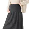 Elegante falda midi plisada de punto para embarazadas, colección otoño 2026, de cintura alta, diseño A-line adelgazante con una silueta fluida, perfecta para embarazadas