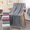 Conjunto de duas peças de toalha de banho em fleece de coral, absorvente, macia, de secagem rápida, para uso doméstico de adultos, toalha de banho grande, atacado de fábrica e personalização