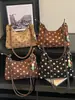 Bolsa de mano retro de lunares estilo coreano transfronteriza para mujer, nuevo modelo 2026, moda diaria, gran capacidad, para ir al trabajo, de hombro y para llevar debajo del brazo
