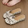 Sandálias Femininas de Tira Única com Bolinhas Estilo Francês Verão Uso Externo 2026 Novas Deslumbrantes Sandálias Plataforma de Salto Grosso para Resort Chinelos