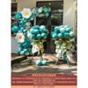 La atmósfera en la puerta de la ceremonia de inauguración de la gran y auspiciosa cesta de flores está decorada con globos y columnas.. La escena de la celebración del aniversario del centro comercial.