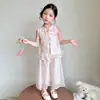 Conjunto de Verão Tang Suit para Meninas Novo Estilo Chinês 2026 Novo Estilo Infantil Super Fada Estilo Nacional Botão Sapo Calça de Perna Larga Conjunto de Duas Peças Tendência