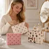 Bolsa de Maquillaje Popular con Patrón de Hueso Pintado a Mano Transfronteriza, Gran Capacidad con Estampado de Fresas, Corduroy, Bolsa Portátil de Viaje con Cremallera, Neceser
