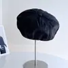 Estilo Old Money Sombrero Mate Texturizado Estilo Pareja Unisex Sombrero de Cuero PU Otoño/Invierno Sombrero de Montar Boina Sombrero Hipster Adelante