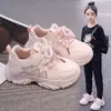 Zapatos Deportivos para Niñas Verano Nuevo Malla Transpirable Suela Elevada Infantil Antideslizantes Zapatos de Papá Zapatos Casuales para Niñas Estudiantes