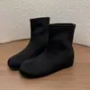 Botas femininas curtas e finas da moda estilo coreano que aumentam a altura, botas femininas simples de outono, slip-on, com sola grossa